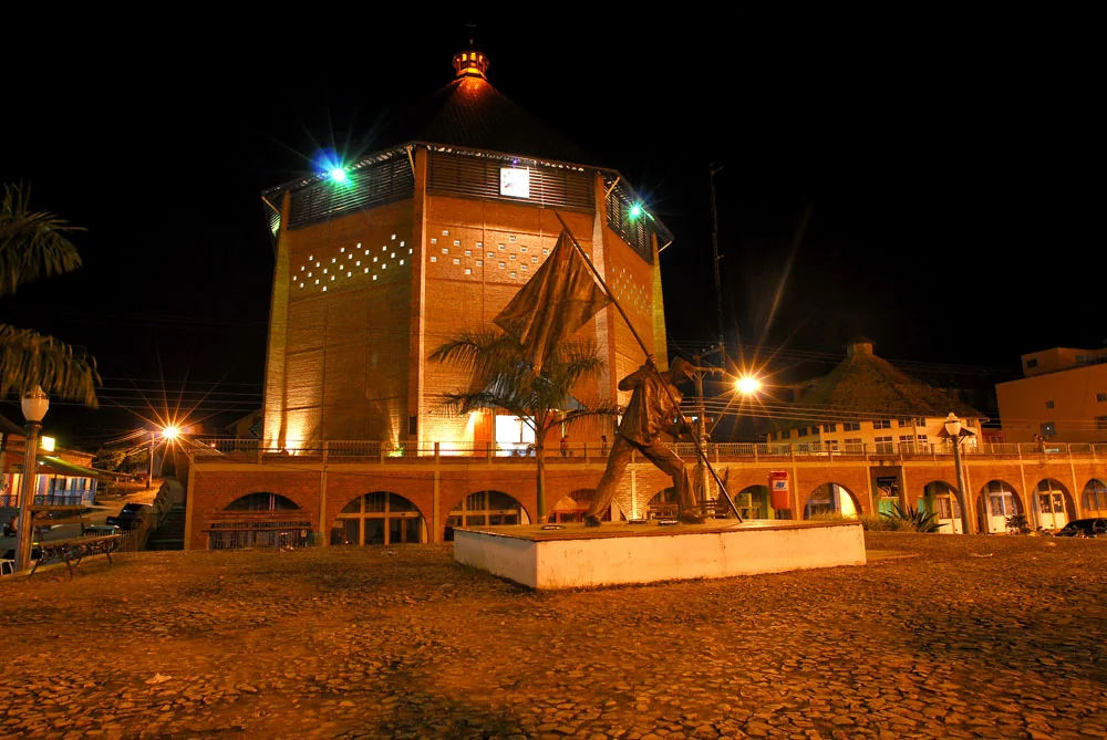 Catedral Nossa Senhora da Glória iluminada à noite